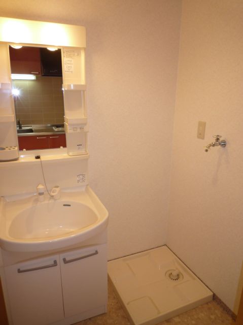 Washroom. Independent wash basin ・ Very convenient in the room washing location