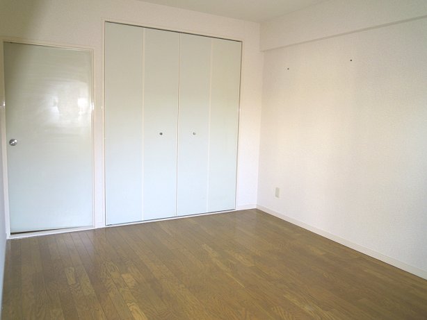 Other room space. Bright south-facing balcony 6.5 Pledge of Western-style