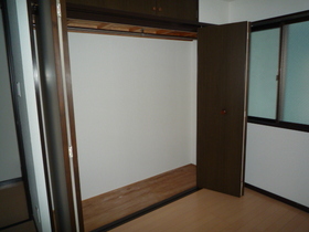 Living and room. Western 4.2 Pledge one side closet.