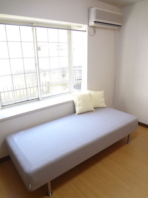 Living and room. There is also a bed