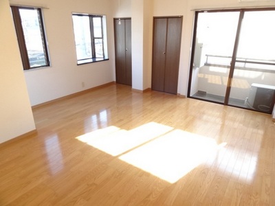 Living and room. Bright Western-style rooms are spacious 10 Pledge facing the south-facing balcony