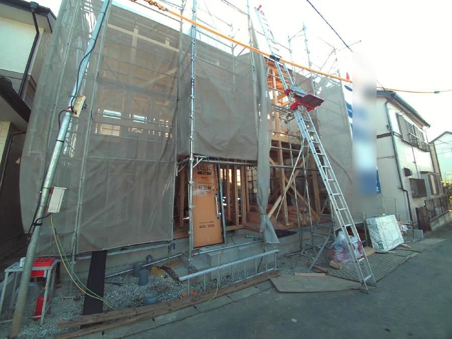 Local photos, including front road. We offer the same use the finished model house of this property. Please feel free to contact us. 