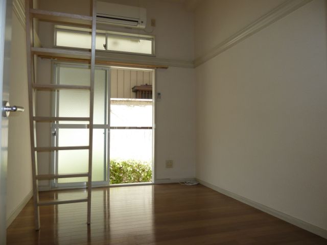 Living and room. Beautiful Western-style. The window is also large, bright