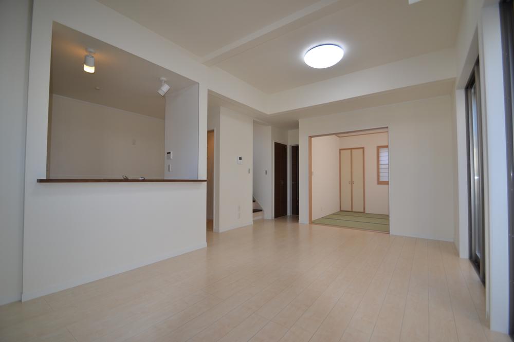 Living. Ceiling height 2810mm ・ Ensuring the height of the sash 2200mm, Daylighting ・ It has focused on space. Living and dining in the breadth of 16.6 quires of LDK also we have secured a comfortable space.