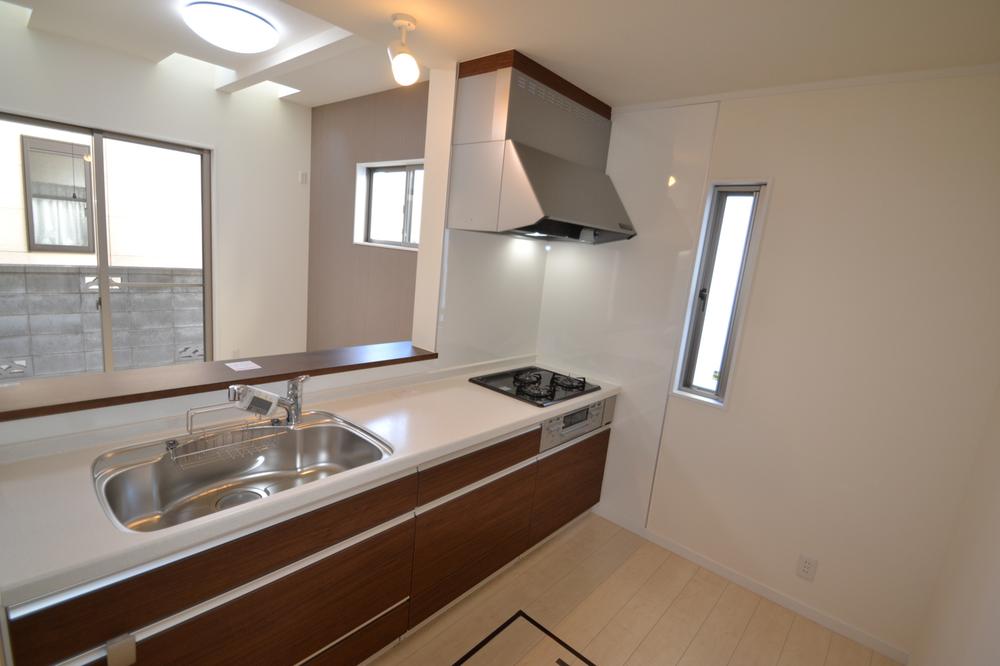 Kitchen. Families with small children also increased communication with the adopted face-to-face kitchen family with peace of mind you can dish.