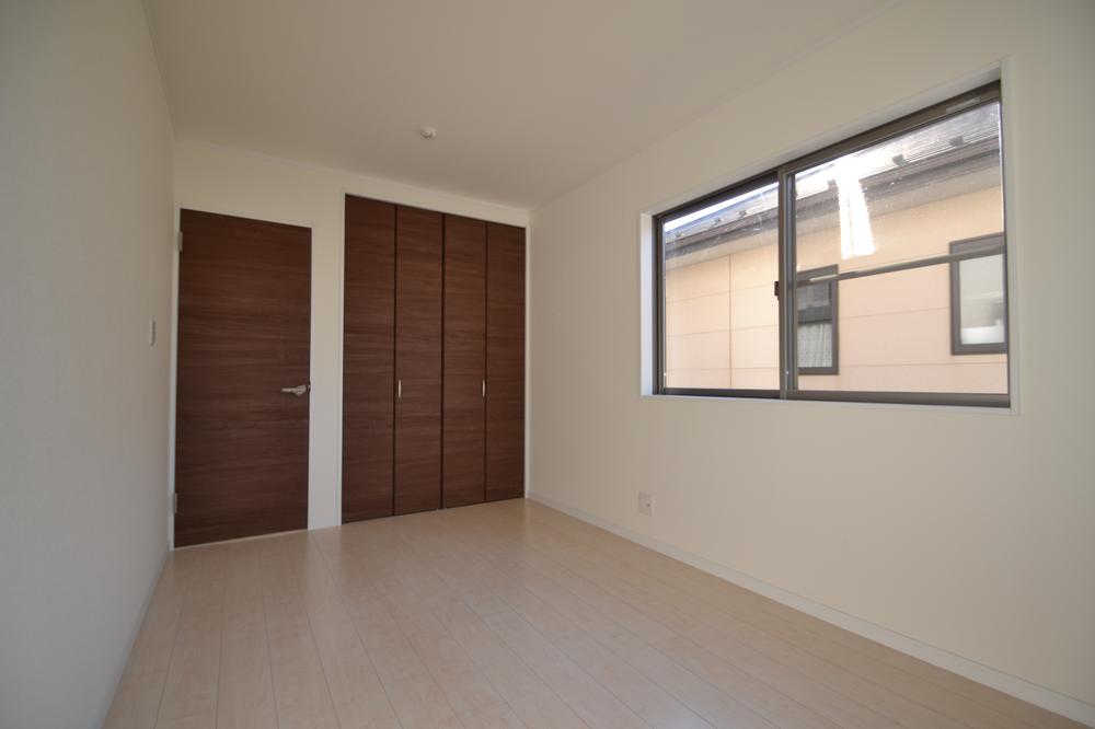 Non-living room. Offer a large closet. Also entered the rich heavy coat, It can also be accommodated in the upper part with a height.