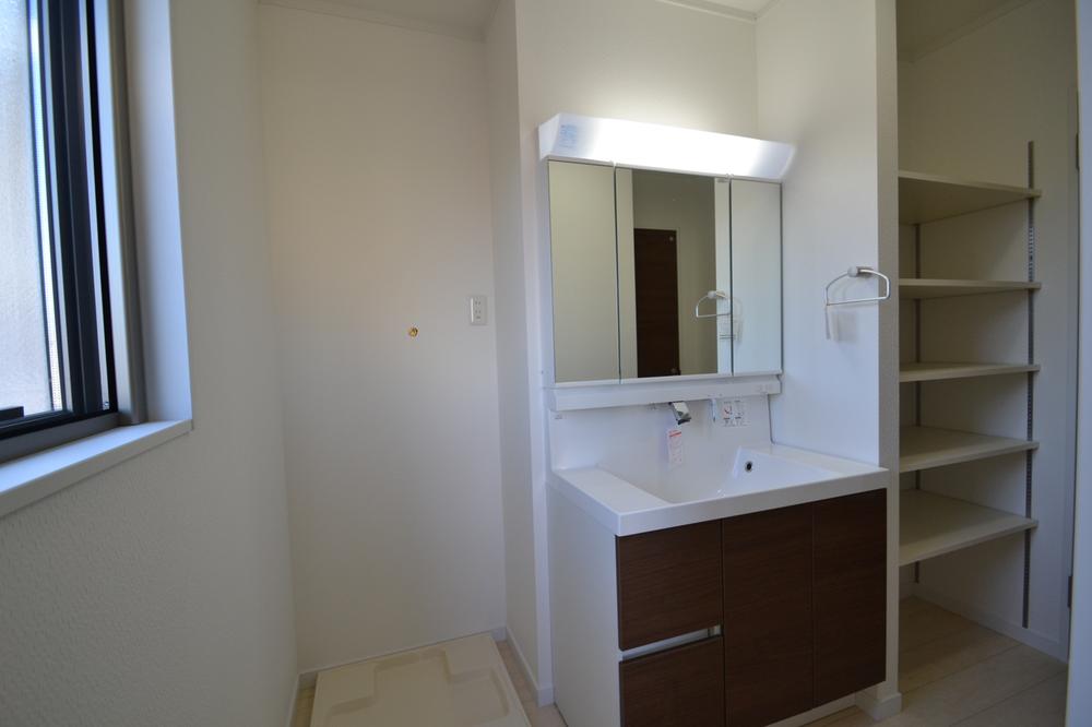 Wash basin, toilet. There are housed in a three-sided mirror, You can use always neat clean. Since there is also a linen shelf, Stock supplies and towels, etc., I am happy if there is a little storage.