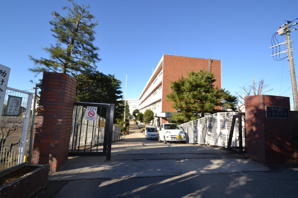 Junior high school. It is prosperous and bright school 1200m section activities to Saitama City Mitsuhashi junior high school.