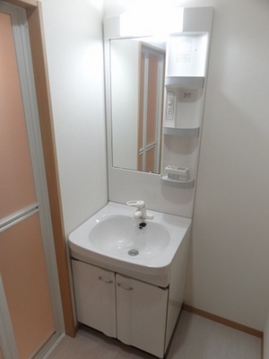 Washroom. Washstand easy-to-use!