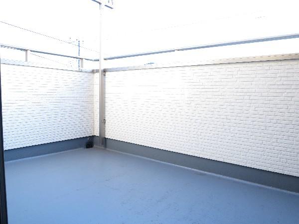 Other introspection. Wide balcony that leads from 2 room! 