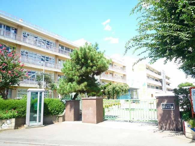 Primary school. 360m until the Saitama Municipal Omiya Higashi Elementary School