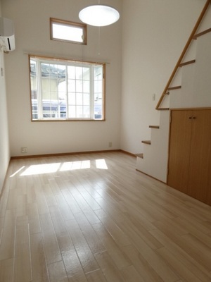 Living and room. Space spacious with high ceilings