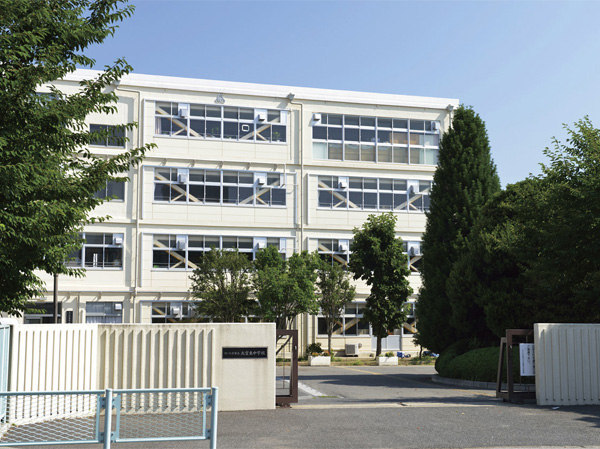 Surrounding environment. Omiya Higashi Junior High School (about 670m / A 9-minute walk)