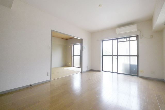 Living and room. Bright rooms. Spacious.