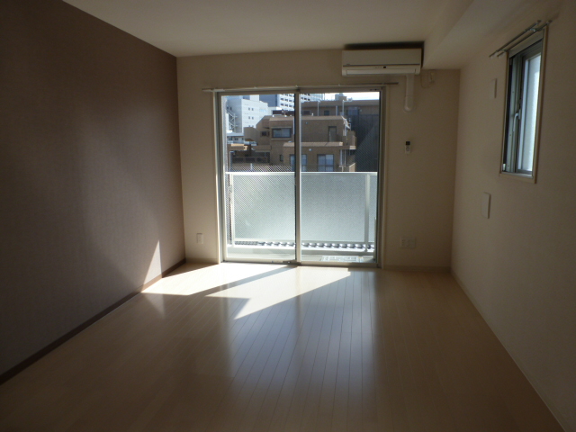 Living and room. 9.8 Pledge of south-facing bright Western-style