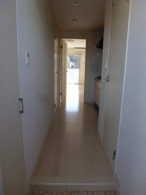 Entrance. Tall with a shoe box