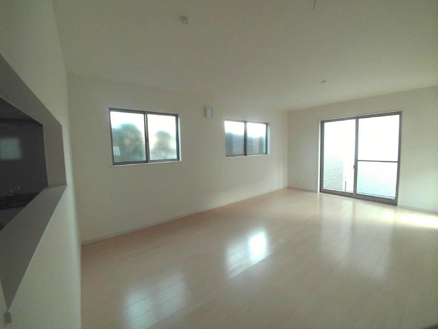 Living. Was building completed. Such as the actual image from per yang, We have to wait all the time so you can see directly.