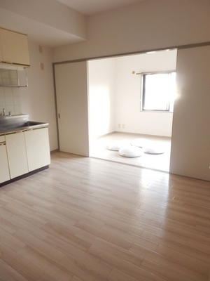 Living and room. Bright day refers the south-facing Le opened the Western-style sliding door