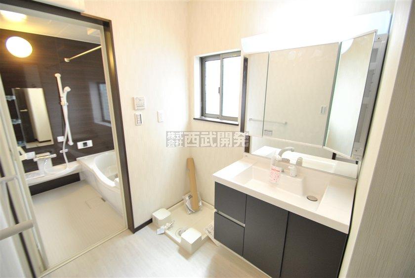 Wash basin, toilet. 1 Building washroom (May 2013) Shooting