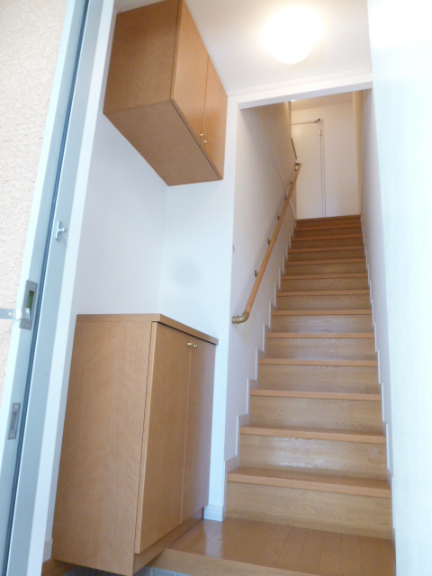 Entrance. ☆ Up and down retractable shoe box ☆