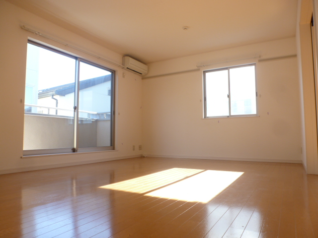 Living and room. ☆ Good per sun in the southwest angle room ☆