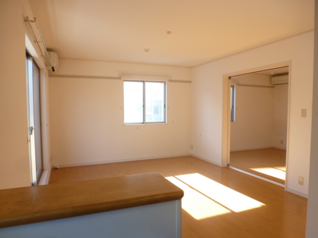 Living and room. ☆ Gentle light spilling spacious 13.8 quires living ☆