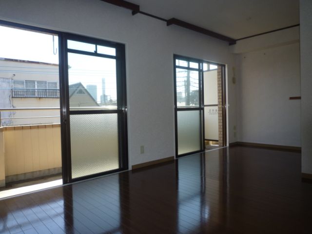 Living and room. Spacious 11 Pledge living. Bright.