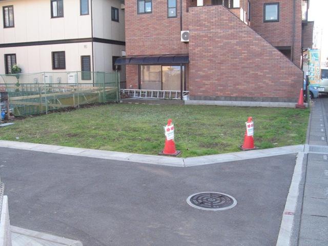 Local photos, including front road. Local (12 May 2012) shooting