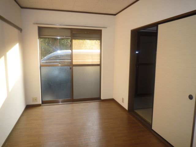 Living and room. It is with a shutter. 