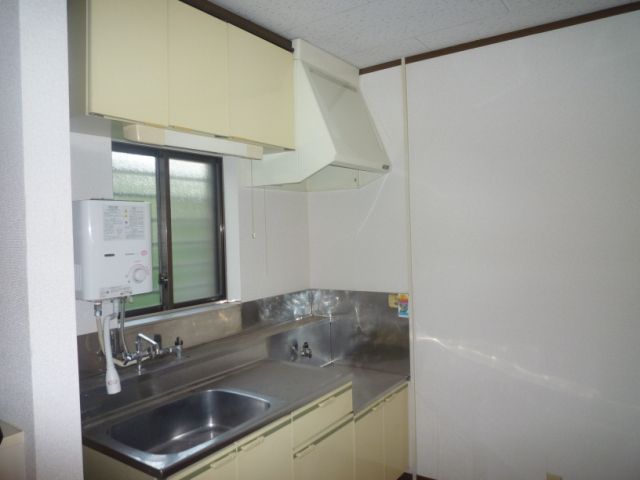 Kitchen. Gas stove can be installed. 