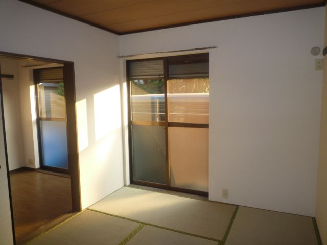 Living and room. You can air conditioning installed in the room. 