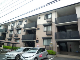 Building appearance. Lightweight steel frame three-story apartment