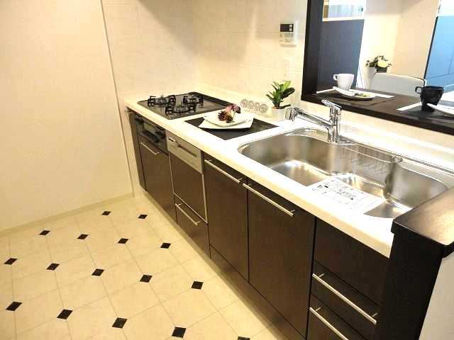 Kitchen. Indoor (11 May 2013) Shooting