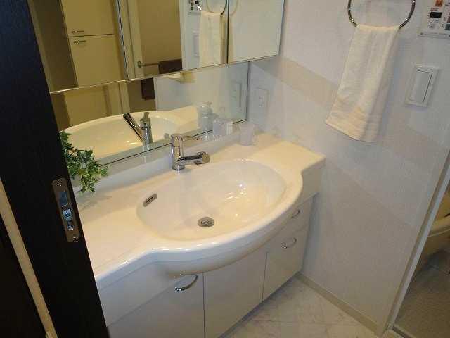 Wash basin, toilet. Indoor (11 May 2013) Shooting