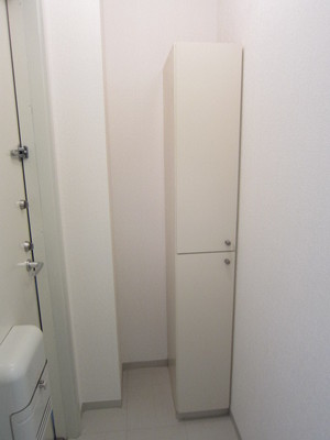 Entrance. It comes with a shoebox