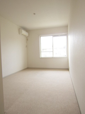 Living and room. About six quires of Western-style