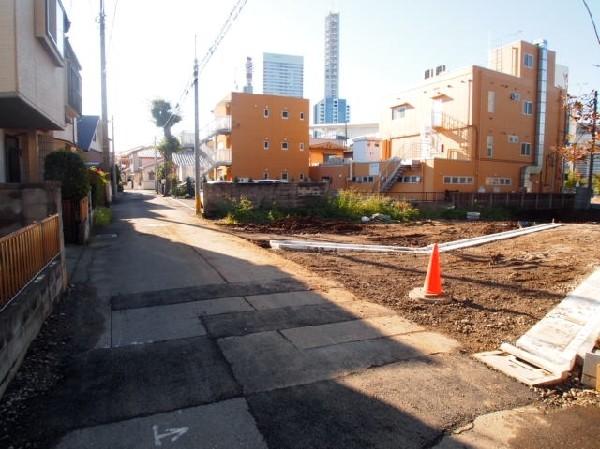 Local photos, including front road. A 5-minute walk from the convenient Saitama New Urban Center Station to traffic. Good footwork attractive