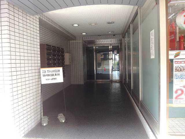 Entrance. ◆ There is auto lock Common areas