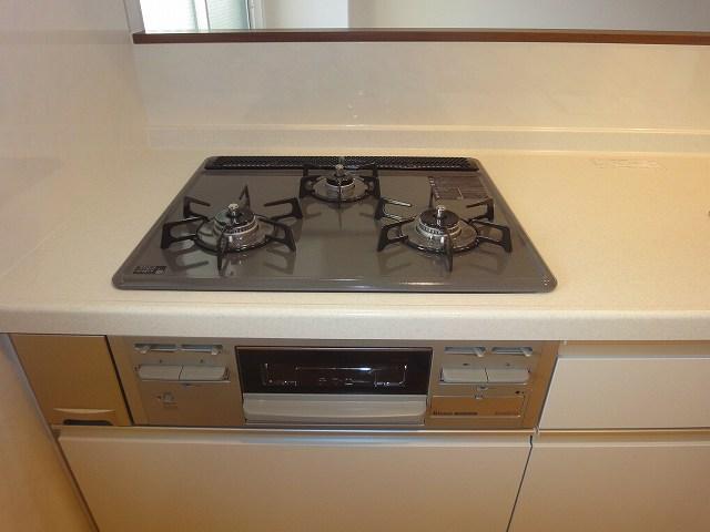 Kitchen. ◆ 3-burner stove