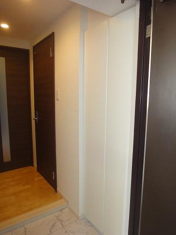 Entrance. ◆ Entrance storage already replaced