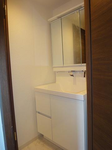Wash basin, toilet. ◆ New exchange already