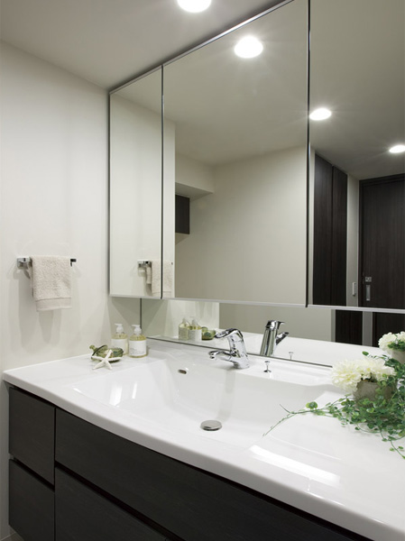 Bathing-wash room.  [Original design vanity] Installing the vanity of the original design and attention to design and functionality. It has adopted a soft close function to close quietly in the vanity of the storage door. (Model Room A type)