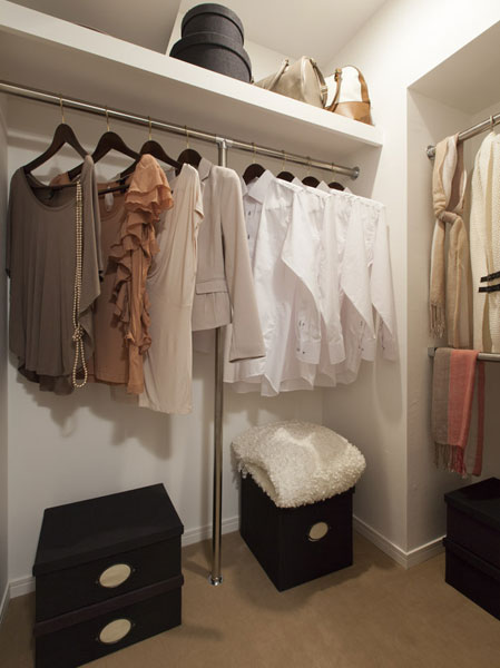 Receipt.  [Walk-in closet] Adopt a convenient walk-in closet to the A type. Convenient downlight Ya inside, Also installation outlet so that such dehumidifier can be used. (Same specifications)