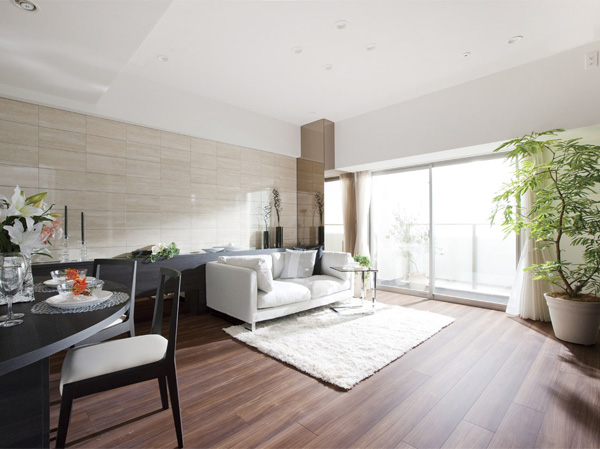 Living.  [living ・ dining] Southwest side ran the old Nakasendo of building, Since there is no one to block the sunshine and views, Bright living room sunlight from the southwest face falls to the back of the room ・ dining. Also look out for abundant storage and water around equipment. Equipment of enhancement in the model room of the nearby station ・ You can check the specifications. (Model Room A type)