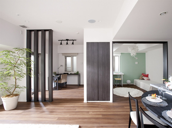 Living.  [living ・ dining] Full of spacious and airy living room ・ dining. living ・ The partition of the Western-style room adjacent to the dining "sliding door" (model room specification is less) it has been adopted, Open to you can freely space and directing or use integrated. (Model Room A type)