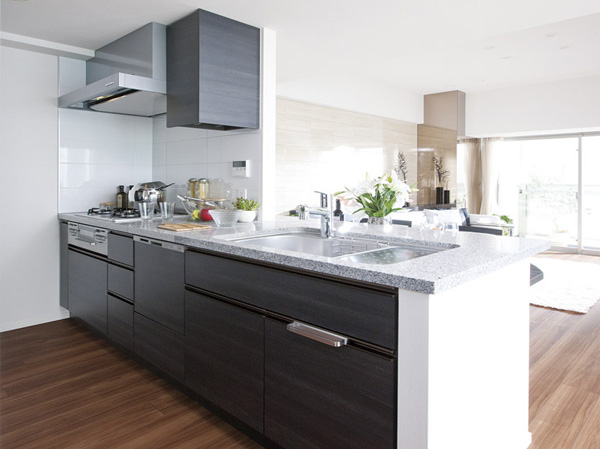 Living.  [living ・ dining ・ kitchen] It is high openness flat counter facing the kitchen. design ・ maintenance ・ The ease of operation, etc., Adopt a well thought out equipment. To UP daily housework efficiency, You can comfortably spend. (Model Room A type)