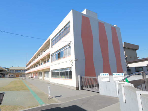 Surrounding environment. Omiya Minami Elementary School (5 minutes walk ・ About 390m) 5 minute walk to elementary school, Walk to the junior high school 7 minutes. Nursery schools and kindergartens also within a 10-minute walk. Other, Ward office and police station, Facilities are also within walking distance that becomes a lifeline, such as fire department.