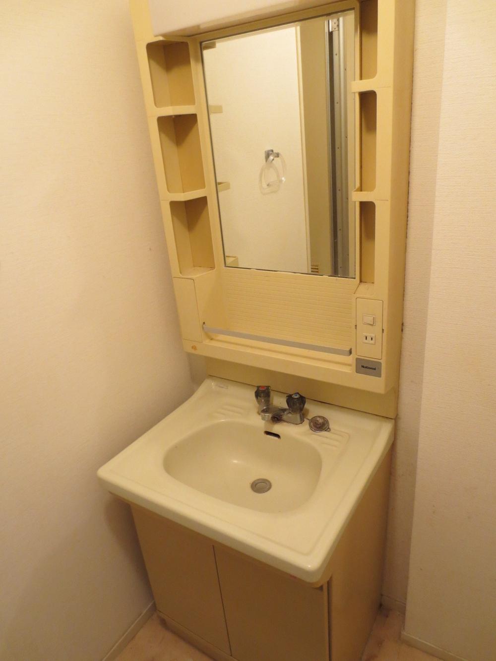 Wash basin, toilet. Room (May 2013) Shooting
