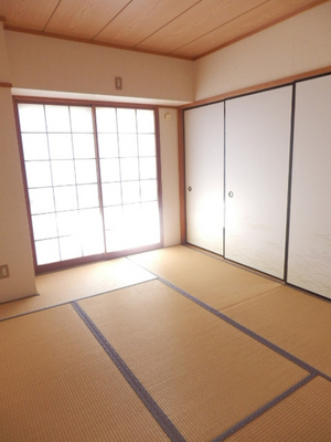 Living and room. Bright Japanese-style room facing the balcony
