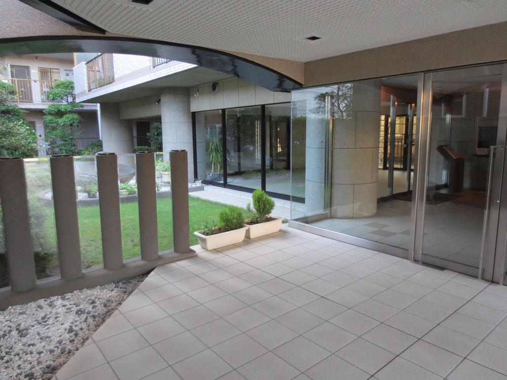 lobby. Local (11 May 2013) Shooting